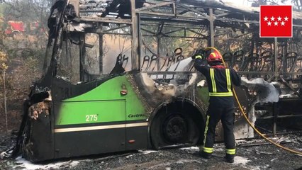 Скачать видео: Bomberos apagan un autobús incendiado en Madrid