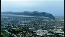 Un incendio en una planta química deja una densa nube negra en el cielo de Melbourne