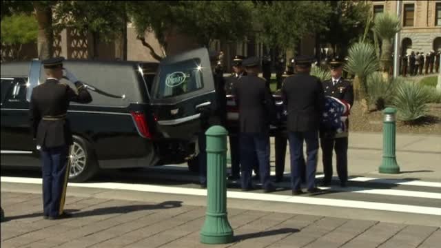 Los restos de John McCain, trasladados al Capitolio de Arizona