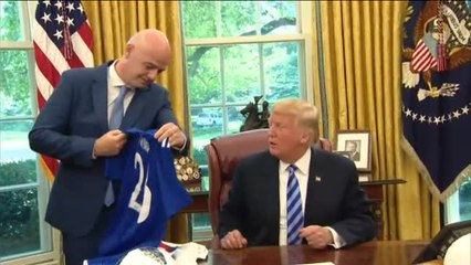 Donald Trump le saca la tarjeta roja a la prensa durante la visita de la FIFA