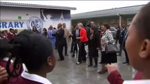 Theresa May baila junto a unos estudiantes de Ciudad del Cabo, en Sudáfrica