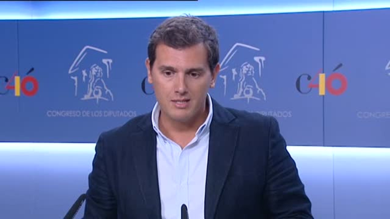 Rivera acusa a Sánchez de "legitimar" la puesta de lazos y cruces amarillas al no hacer "nada" para retirarlos