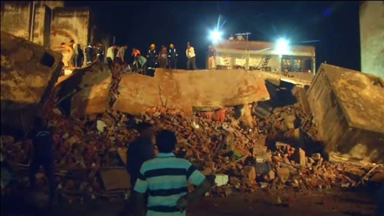 Un edificio residencia se derrumba en la India con diez personas atrapadas