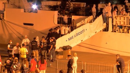 Desembarcan en Italia los inmigrantes a bordo del 'Diciotti'