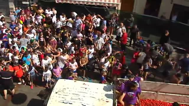 Buñol da la bienvenida a su tradicional tomatina en su edición infantil