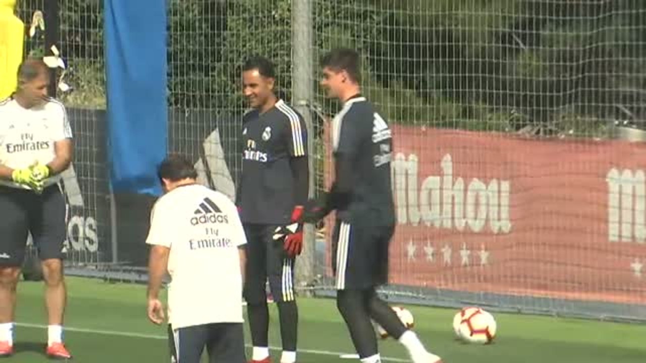 Courtois y Keylor se marcan un fútbol-tenis con la mano en el entrenamiento del Madrid