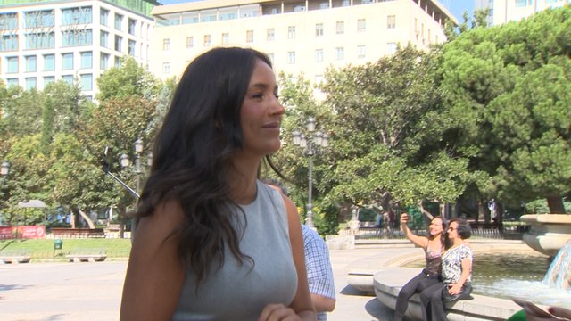 Begoña Villacís en Plaza de España atiendiendo a los medios