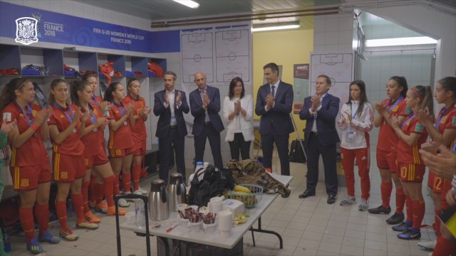 Sánchez visita a la selección femenina Sub-20 tras el partido