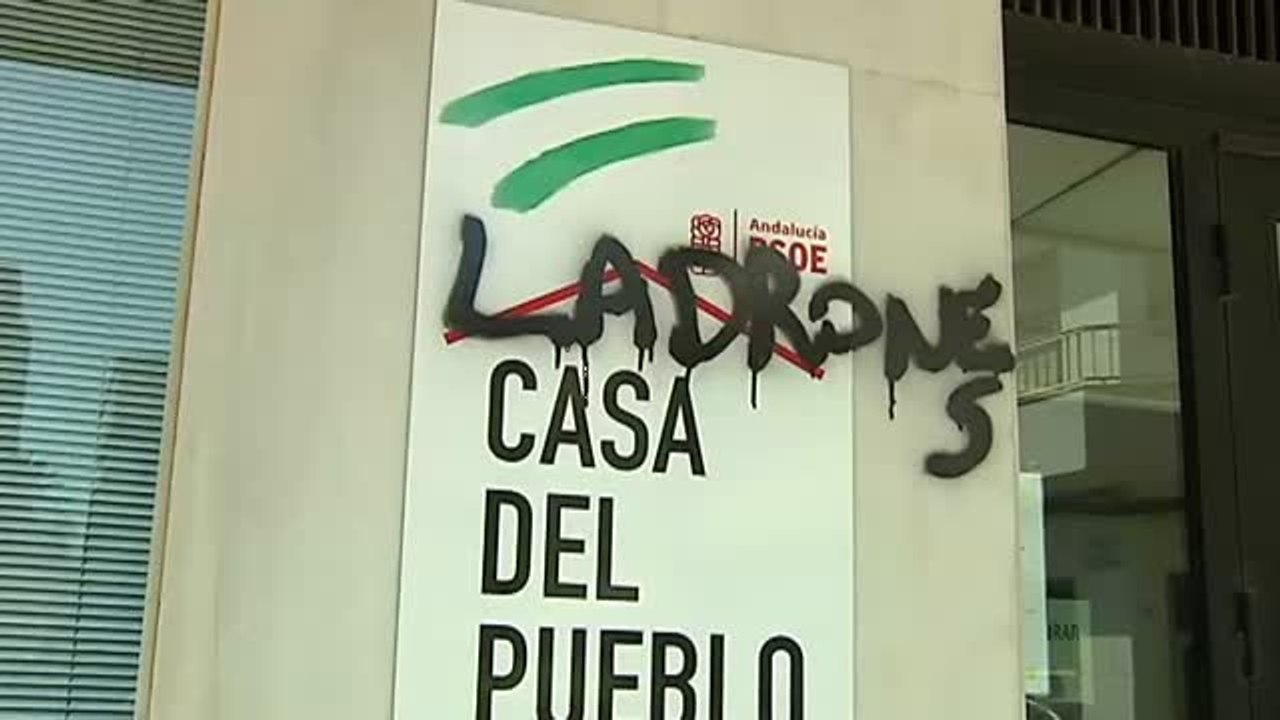 El PSOE denuncia unas pintadas aparecidas en su sede de Roquetas
