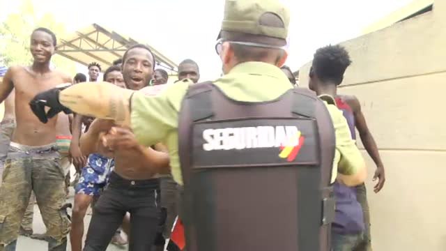 Los abogados que asistieron a los 116 migrantes barajan recurrir las devoluciones a Marruecos