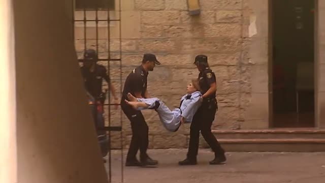Entra a declarar en volandas la detenida por el crimen de Alicante
