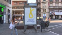 Aparece en una marquesina de Barcelona un lazo amarillo a modo de soga