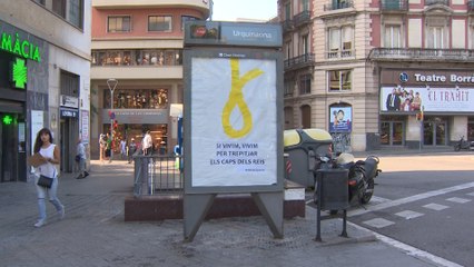 Marquesina con lazo amarillo simulando una soga