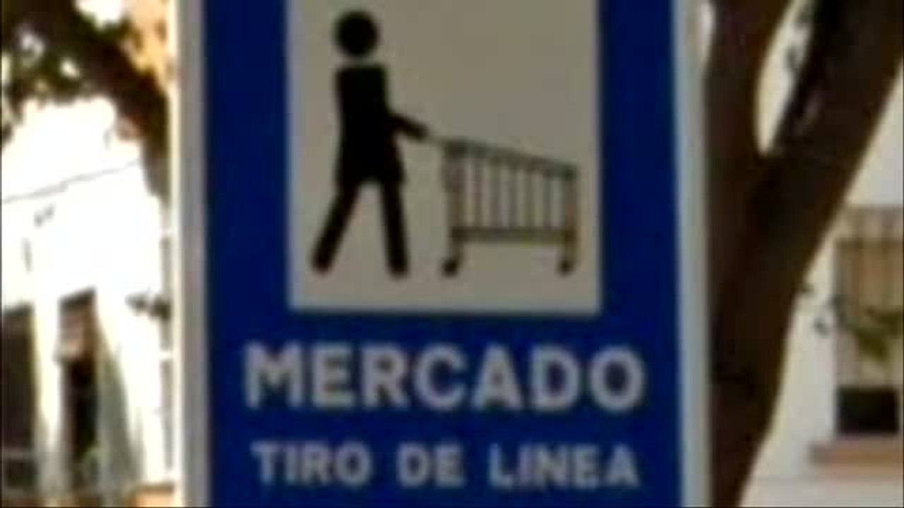 El Ayuntamiento de Sevilla le quita la falda a los carteles