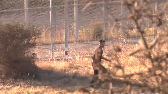 Un nuevo salto masivo a la valla de Ceuta provoca el cruce de acusaciones entre Gobierno y oposición