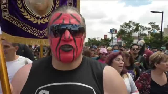 Los luchadores de la AAA mexicana agraden a la Virgen de Guadalupe sus éxitos en el deporte