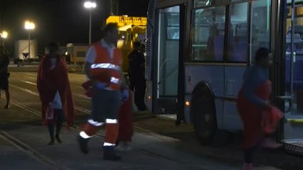 Video herunterladen: Nueva oleada de pateras en las costas andaluzas con 143 migrantes rescatados