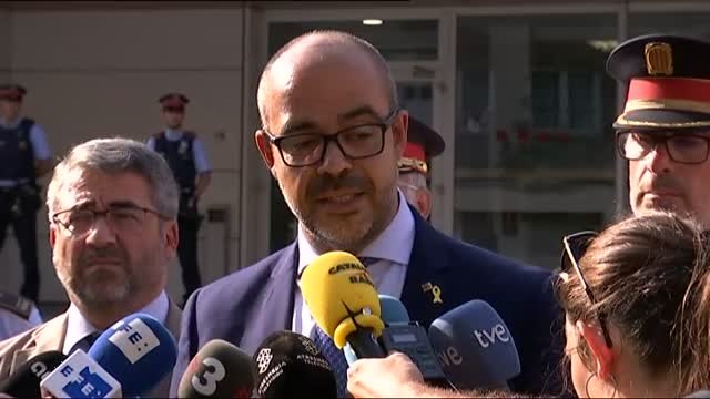 Torra y Buch felicitan en Cornellà a la agente de los Mossos por su actuación en el asalto a la comisaría
