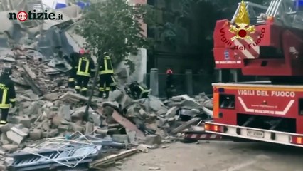 Download Video: Gorizia, crolla palazzina: l'intervento dei vigili del fuoco tra le macerie