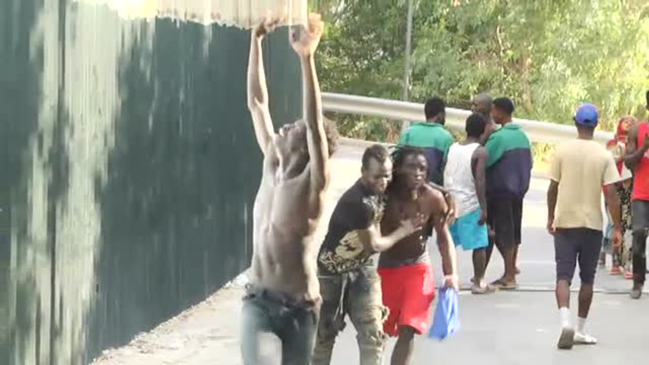 Siete guardias civiles heridos cuando trataban de impedir un asalto masivo a la valla de Ceuta