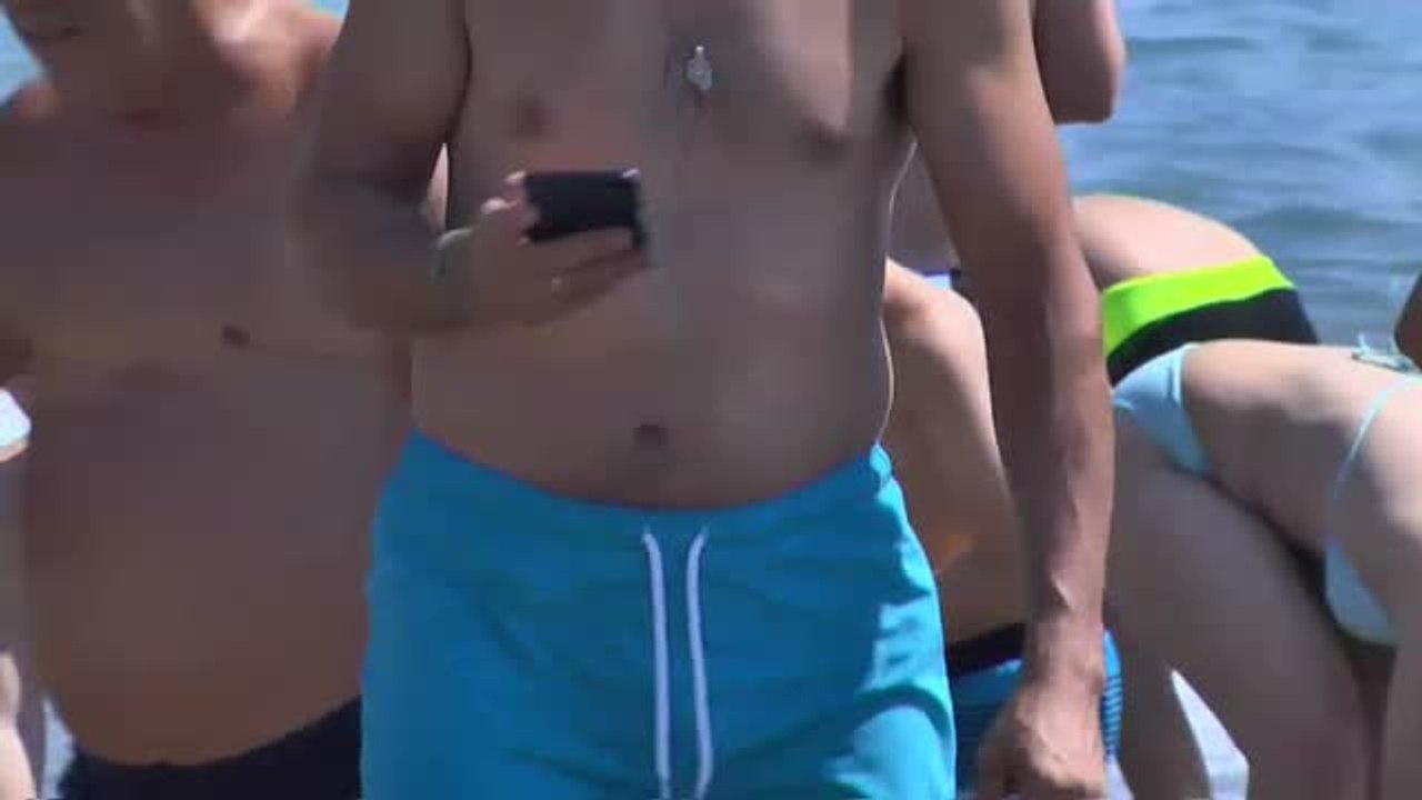 Aumenta el número de niños ahogados mientras sus padres miran el móvil