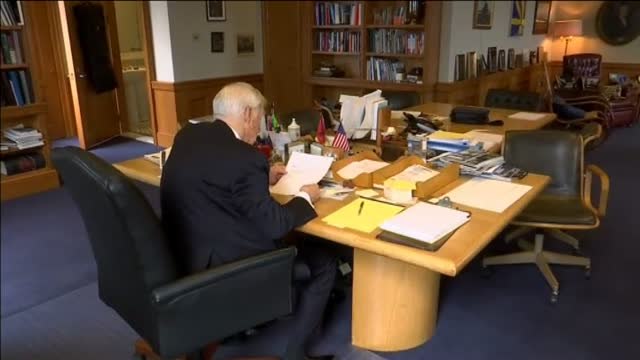 Con 95 años un juez federal continúa practicando patinaje sobre hielo