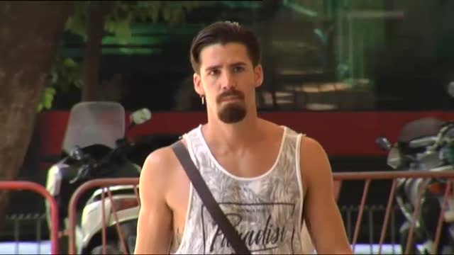 Dos miembros de la manada increpados en la piscina municipal