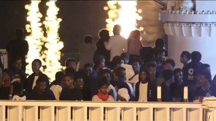 Скачать видео: Llegan a Italia los 177 inmigrantes del 'Dicciotti'