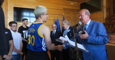 Une médaille décernée aux jeunes adolescents qui avaient rendu 4 000 euros trouvés dans le RER