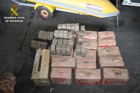 Detenidos por llevar más de 850 kilos de hachís en embarcaciones