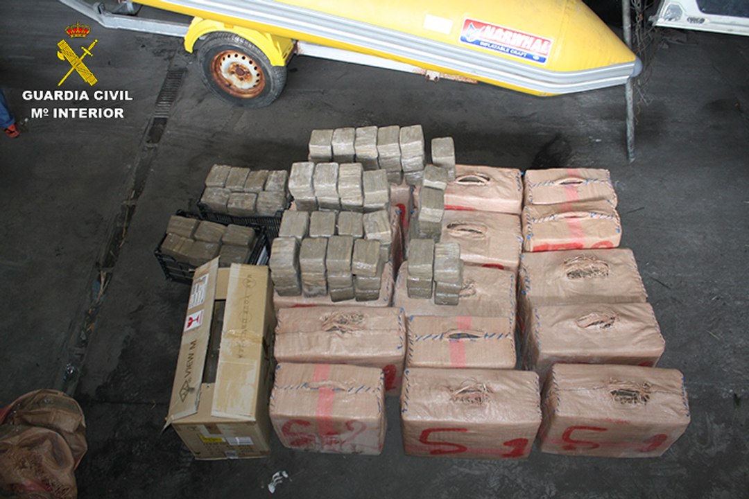 Detenidos por llevar más de 850 kilos de hachís en embarcaciones