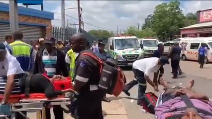 Descargar video: Al menos 3 muertos y 300 heridos en un choque de trenes en Sudáfrica