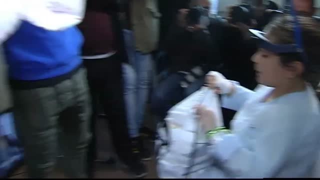 El Valencia visita a los niños hospitalizados por Navidad