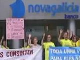 Afectados por las preferentes de Novagalicia se manifiestan