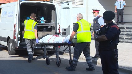Levantan el cadáver del atacante de la comisaría de Cornellà