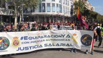 Policías se manifiestan en Barcelona por la equiparación salarial