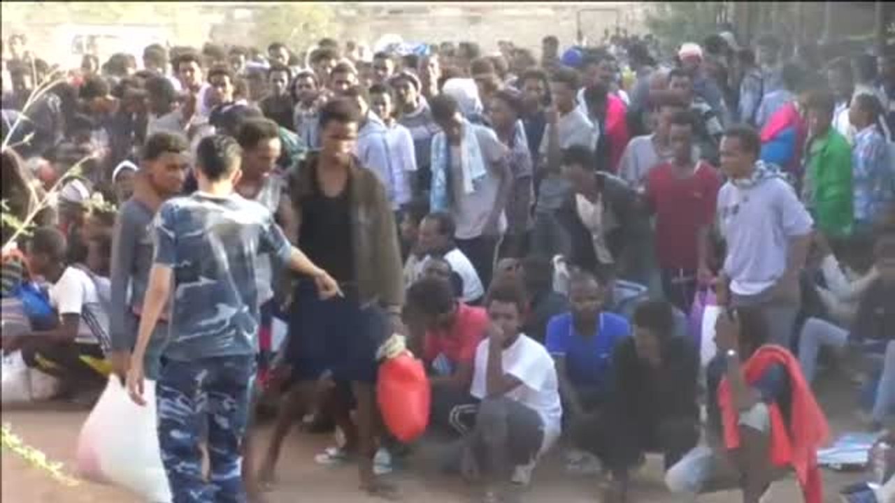 Los combates entre las milicias en Libia atrapan a cientos de migrantes que habían llegado al país camino a Europa