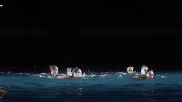 La natación sincronizada y la danza llevan la ciencia ficción a una piscina de Vallecas