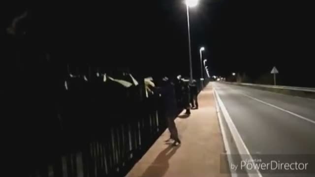 Los Mossos identifican a catorce personas por intentar retirar lazos amarillos