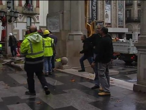 Intensas lluvias provocan un socavón en la rambla de Figueras
