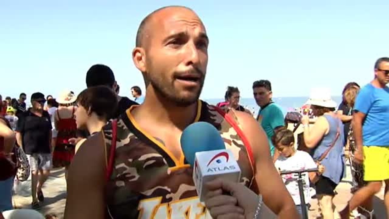 ¿Deberían poder bañarse los perros en las playas?