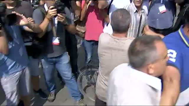 La tensión entre constitucionalistas e independentistas, presente también en los homenajes