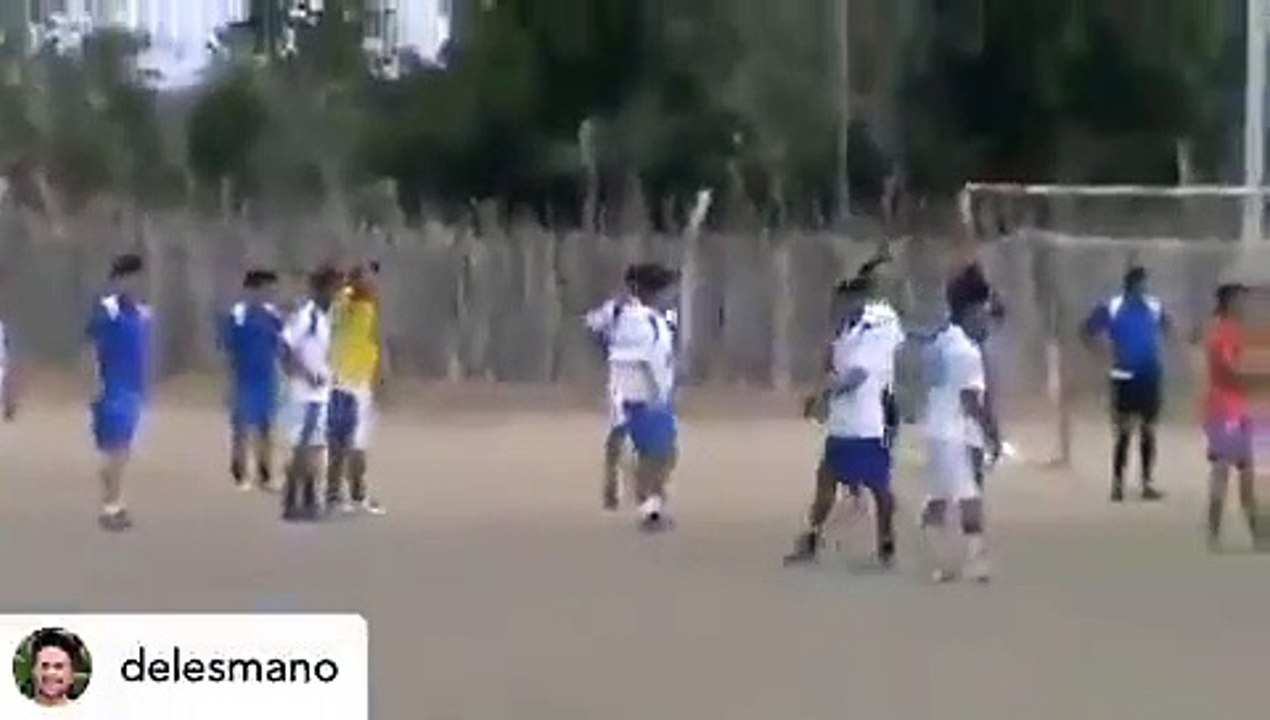 Regardez comment ce gardien a pu rapidement revenir au filet après être monté sur un corner