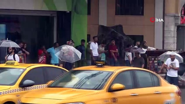 Taksim’de vatandaşlar yağmura hazırlıksız yakalandı