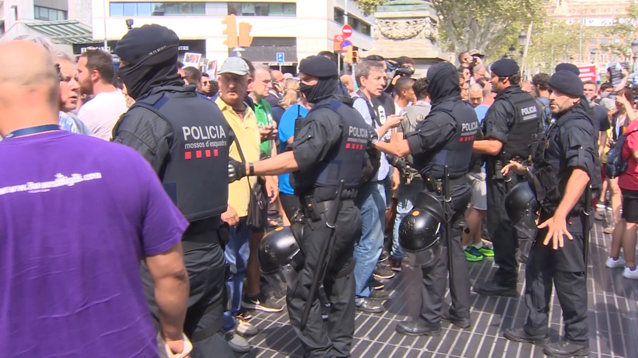 Mossos separan unionistas de los independentistas
