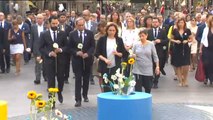 Representantes del Govern protagonizan una ofrenda floral en recuerdo de las víctimas del 17-A