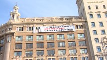Cuelgan una pancarta en contra del Rey en la plaza de Cataluña