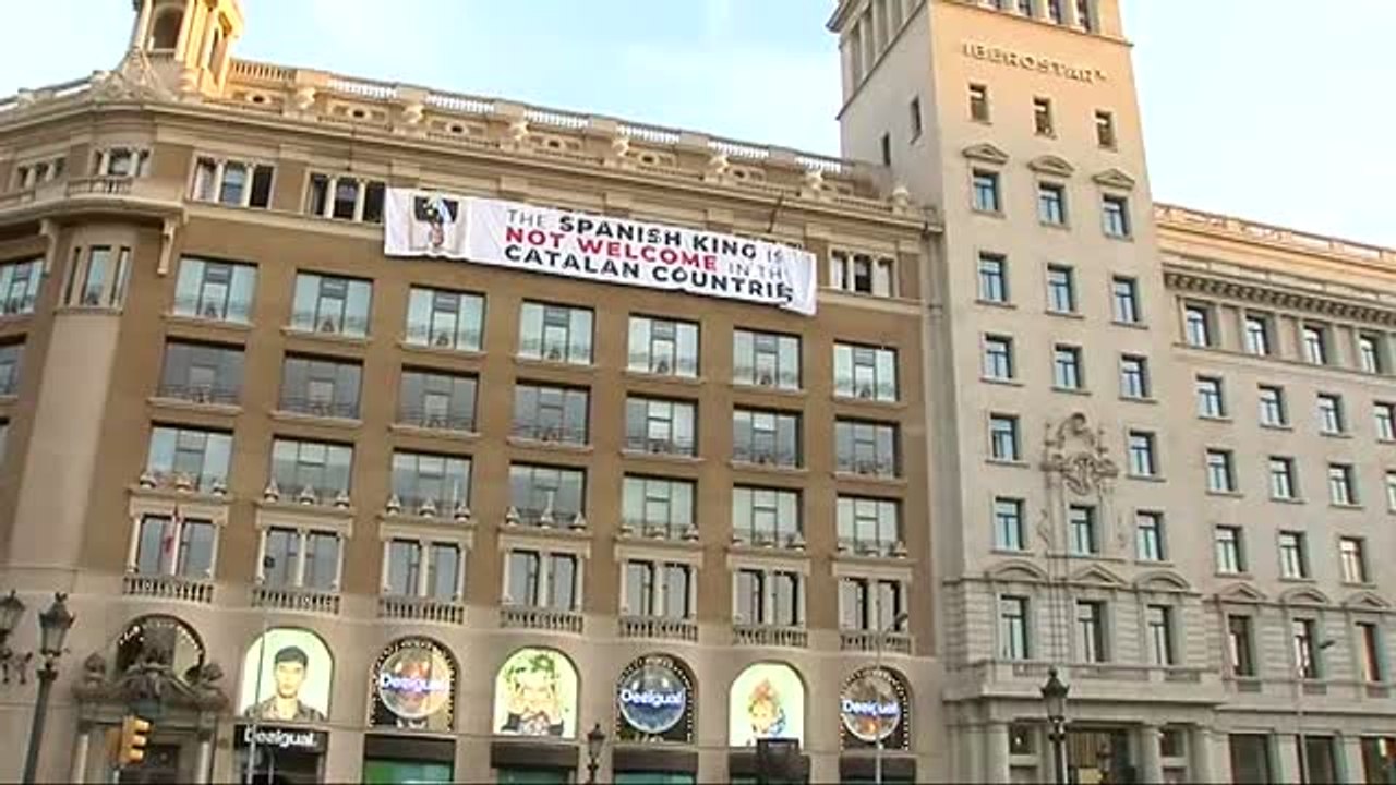 Colocan una pancarta contra Felipe VI en la pla...