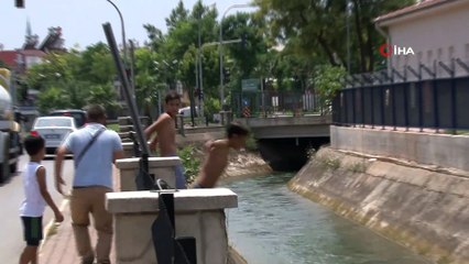 Antalya'da çocukların tehlikeli serinleme yöntemleri