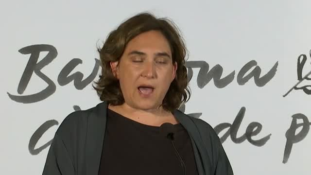 Colau, emocionada al leer el nombre de las 16 víctimas mortales de los atentados del 17-A